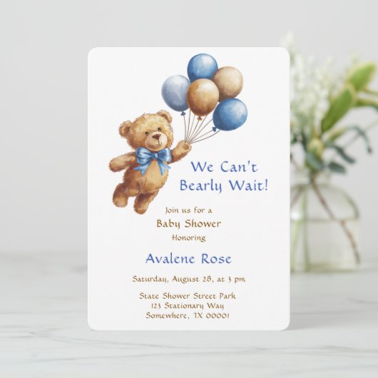 Schattige bruine teddybeer met ballonnen jongens b kaart (Staand voorkant)