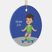 Schattige Brunette Boy Skateboard Keramisch Ornament (Rechts)