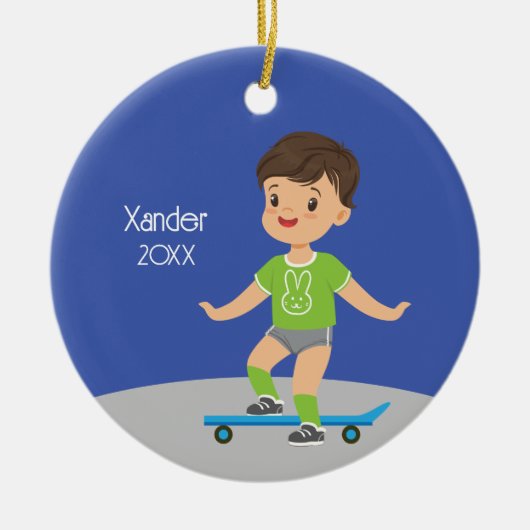 Schattige Brunette Boy Skateboard Keramisch Ornament (Voorkant)