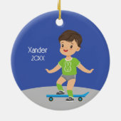 Schattige Brunette Boy Skateboard Keramisch Ornament (Achterkant)