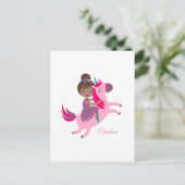 Schattige Brunette Haired Meisje Rijden op een Een Briefkaart (Staand voorkant)