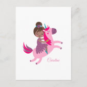 Schattige Brunette Haired Meisje Rijden op een Een Briefkaart (Voorkant)