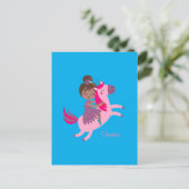 Schattige Brunette Haired Meisje Rijden op een Een Briefkaart (Staand voorkant)