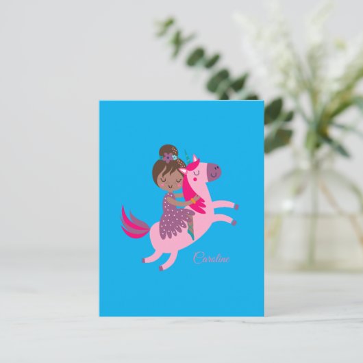 Schattige Brunette Haired Meisje Rijden op een Een Briefkaart (Staand voorkant)