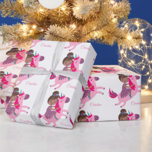 Schattige Brunette Haired Meisje Rijden op een Een Cadeaupapier