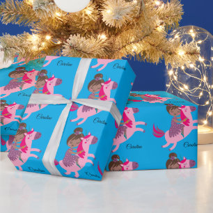 Schattige Brunette Haired Meisje Rijden op een Een Cadeaupapier