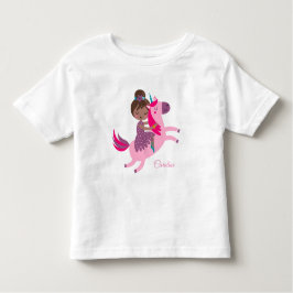 Schattige Brunette Haired Meisje Rijden op een Een Kinder Shirts