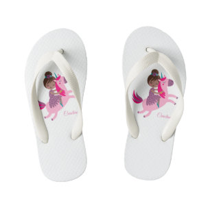 Schattige Brunette Haired Meisje Rijden op een Een Kinder Teenslippers