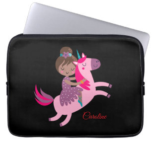 Schattige Brunette Haired Meisje Rijden op een Een Laptop Sleeve