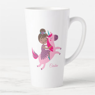 Schattige Brunette Haired Meisje Rijden op een Een Latte Mok