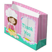 Schattige brunette meisje bakken dank u groot cadeauzakje (Voorkant Gekanteld)