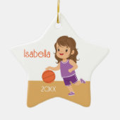 Schattige brunette meisje basketbal keramisch ornament (Voorkant)