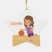 Schattige brunette meisje basketbal keramisch ornament (Achterkant)