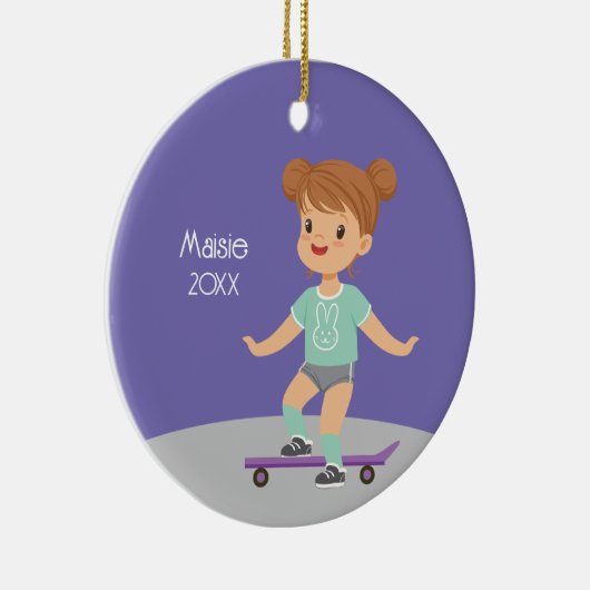 Schattige Brunette Meisje Skateboard Keramisch Ornament (Rechts)