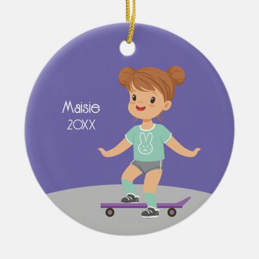 Schattige Brunette Meisje Skateboard Keramisch Ornament (Voorkant)