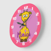 Schattige Bubble gum Roze Giraffe met Monogram Grote Klok (Hoek)