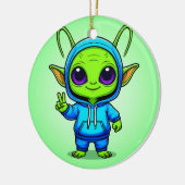 Schattige buitenaards personage poseert in kleurri keramisch ornament (Links)