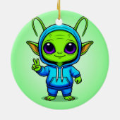 Schattige buitenaards personage poseert in kleurri keramisch ornament (Achterkant)