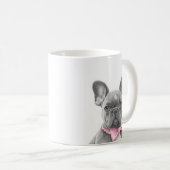 Schattige bulshondpupil met roze boog koffiemok (Voorkant rechts)