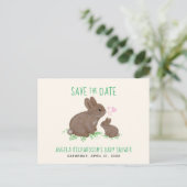 Schattige Bunnies Baby shower sparen de Datum Aankondigingskaart (Staand voorkant)