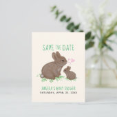 Schattige Bunnies hart Baby shower sparen de Datum Aankondigingskaart (Staand voorkant)