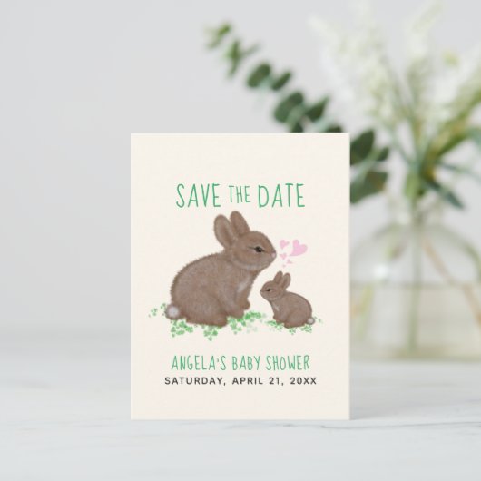 Schattige Bunnies hart Baby shower sparen de Datum Aankondigingskaart (Staand voorkant)