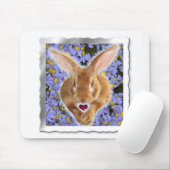 Schattige Bunny omhuld met zoet hart Muismat (Met muis)