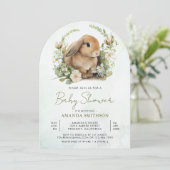 Schattige Bunny Sage Green Floral Arch Baby shower Kaart (Staand voorkant)