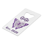 Schattige Butterfly Gigi "Est 2020" Creditkaart Flessenopener (Achterkant Gekanteld)