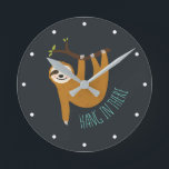 Schattige Button "Hang in daar" Ronde Klok<br><div class="desc">Een grappige illustratie van een schattige sloth die van een boomtak hangt en de woorden "Hang daar in" in handgeschreven doopvont.</div>