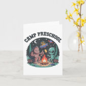Schattige Camp Out Preschool Tiny Bigfoot Camping Kaart (Gele Bloem)