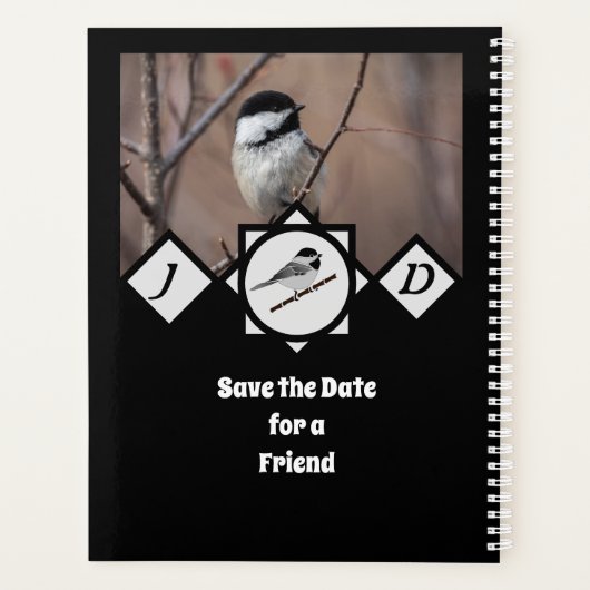 Schattige Carolina Chickadee Monogram Foto Planner (Achterkant)