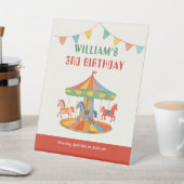 Schattige Carrouselverjaardag Reclamebord Met Voetstuk (Insitu)