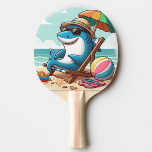 Schattige, cartoon haai op het strand tafeltennisbatje