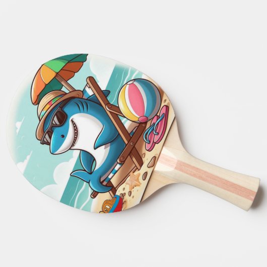 Schattige, cartoon haai op het strand tafeltennisbatje (Zijkant)