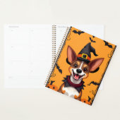 Schattige Cartoon-hond verkleed als Heks Planner (Display)