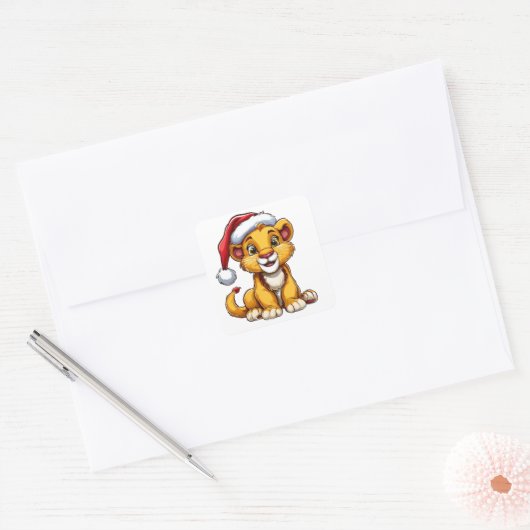 Schattige Cartoon Lion Cub met een Santa Hat Vierkante Sticker (Envelop)