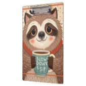 Schattige cartoon luiaard met overdreven slaperige klembord (Links)