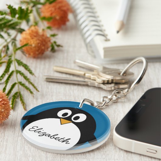 schattige cartoon pinguïn met blauwe achtergrond sleutelhanger (Voorkant Rechts)
