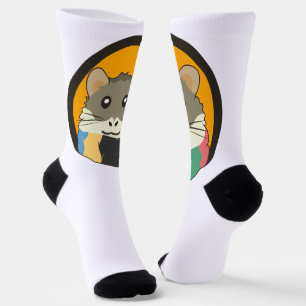 Schattige cartoonhamster met een kleurrijke sjaal sokken
