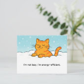 Schattige Cartoonkat Rustend in Wintersneeuw Briefkaart (Staand voorkant)