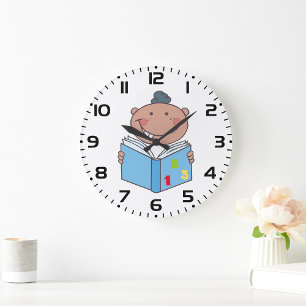 Schattige Cartoonkind Leest een Cijferboek Grote Klok