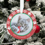 Schattige Cat First Christmas Sneeuwvlokken Paw Pr Ornament<br><div class="desc">Dit huisdier kat ontwerp heeft ruimte voor een foto en tekst geaccentueerd met pootafdrukken en sneeuwvlokken op rood en groen. Perfect voor kattenliefhebbers! Klik op de knop aanpassen voor meer flexibiliteit bij het wijzigen/toevoegen van tekst en ontwerpelementen! Variaties van dit ontwerp en coördinerende producten zijn beschikbaar in onze winkel, zazzle.com/store/doodlelulu....</div>