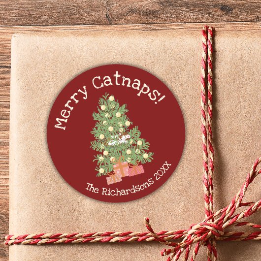 Schattige Cat on Christmas Tree Merry Catnaps! Red Ronde Sticker