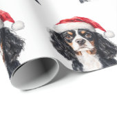 Schattige Cavalier King Charles Spaniel met Kerstm Cadeaupapier (Rol Hoek)