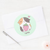 Schattige cavia en aardbei gepersonaliseerd ronde sticker (Envelop)