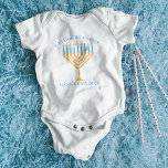 Schattige Chanoeka Menorah Family Reunion geperson Romper<br><div class="desc">Een aangepaste Hanukkah-baby-kostuum voor een joodse gezinshereniging of een Chanoekapartij met een synagoge. Pas uw eigen achternaam of groepsinformatie in het blauw rond de  menorah aan.</div>