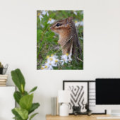 Schattige Chipmunk in bloemen Poster (Thuiskantoor)