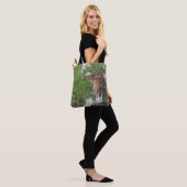 Schattige Chipmunk in bloemen Tote Bag (Op model)