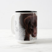Schattige chocolade labrador Retriever puppy puppy Tweekleurige Koffiemok (Voorkant links)